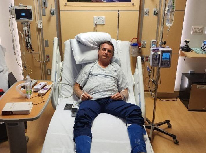 Brasiliens ehemaliger Präsident Jair Bolsonaro an seinem Krankenhausbett in Kissimmee, Florida.