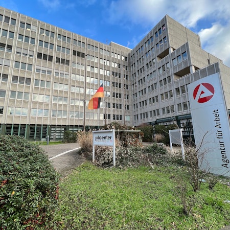 Agentur für Arbeit und Jobcenter residieren in Bergisch Gladbach in einem Bürogebäude in Heidkamp.