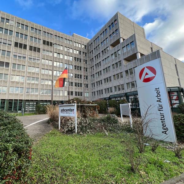 Jobcenter und Agentur für Arbeit sitzen in Bergisch Gladbach in einem gemeinsamen Gebäude.