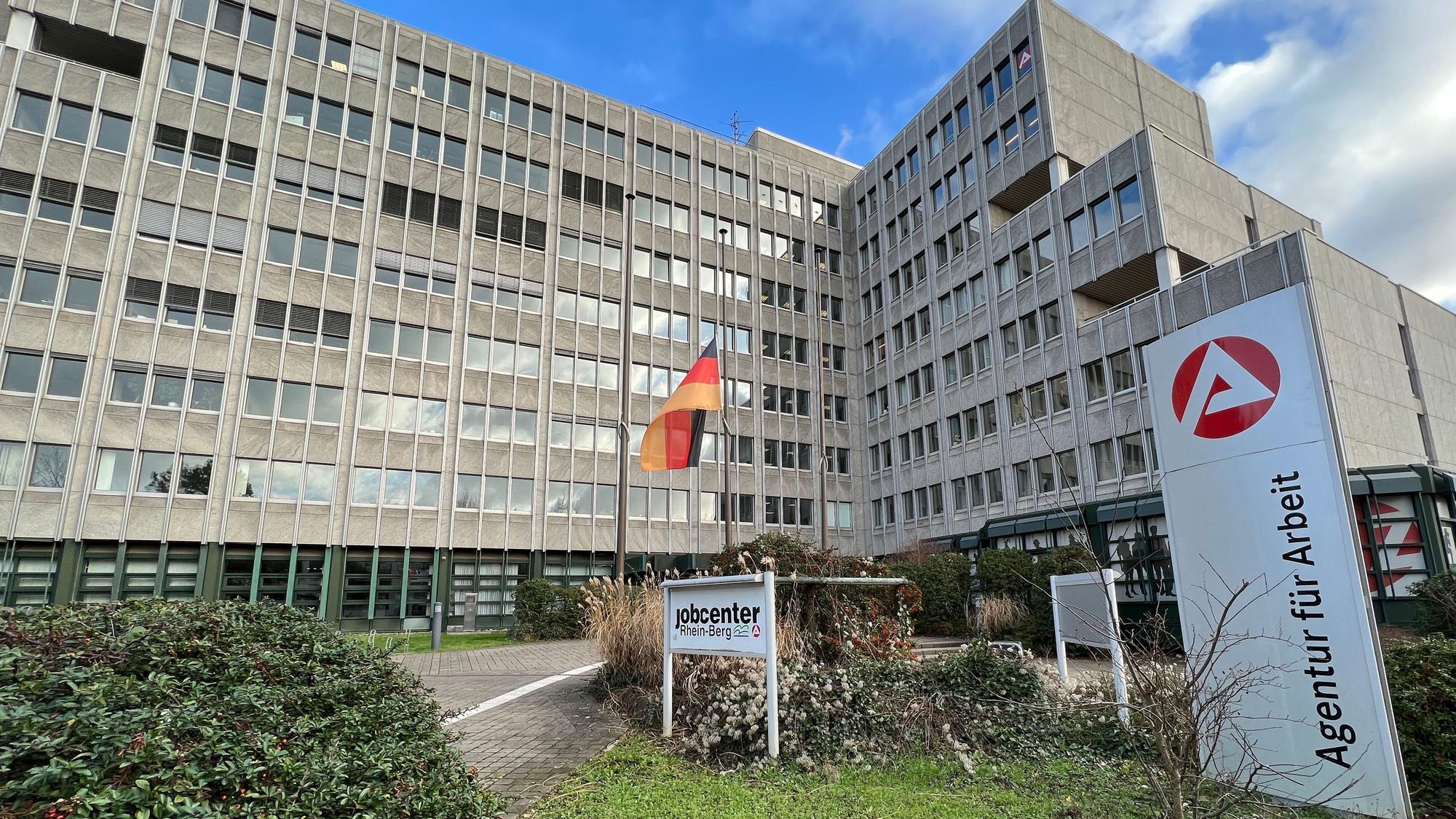 Jobcenter und Agentur für Arbeit sitzen in Bergisch Gladbach in einem gemeinsamen Gebäude.