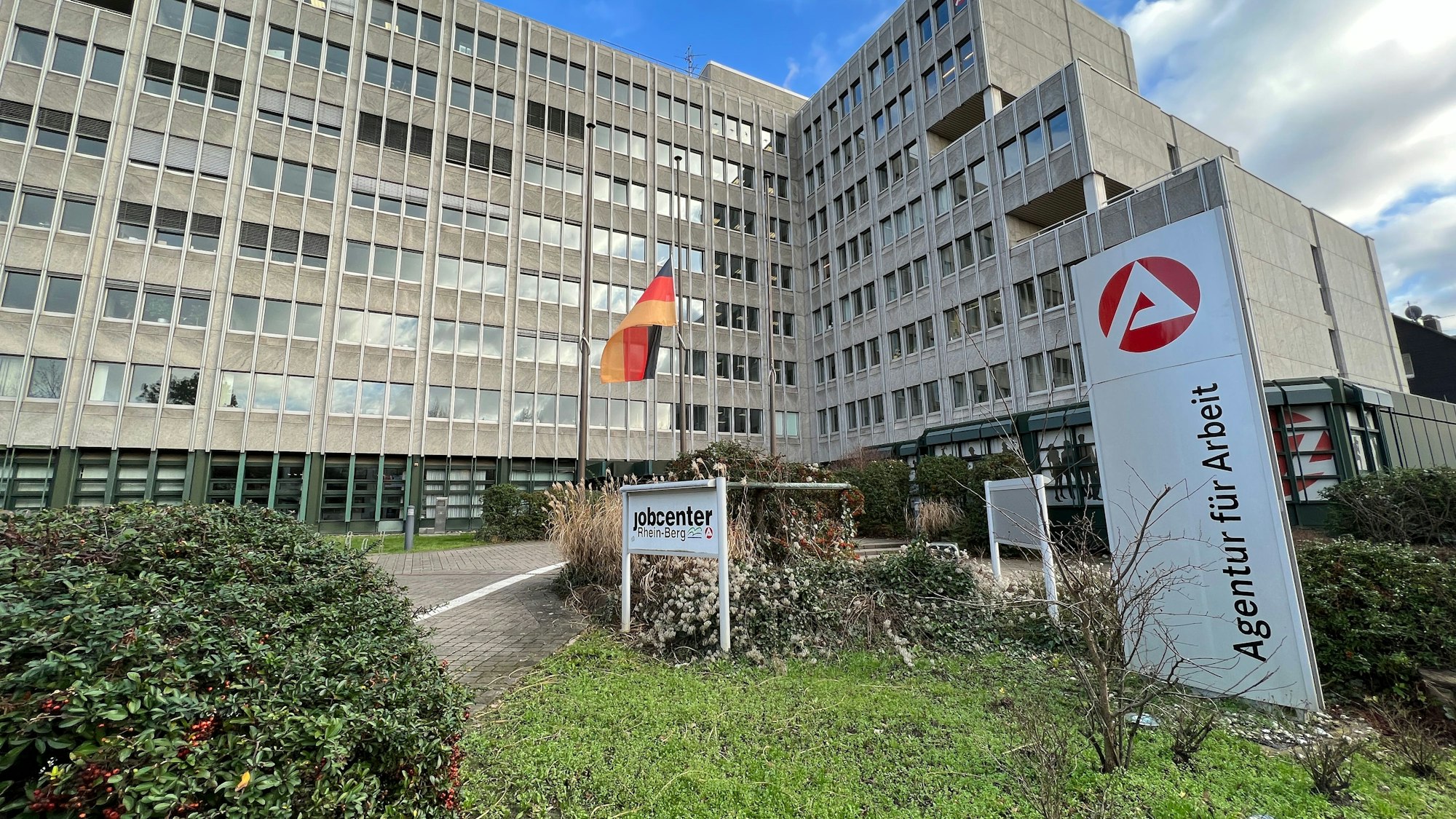 Agentur für Arbeit und Jobcenter residieren in Bergisch Gladbach in einem Bürogebäude in Heidkamp.