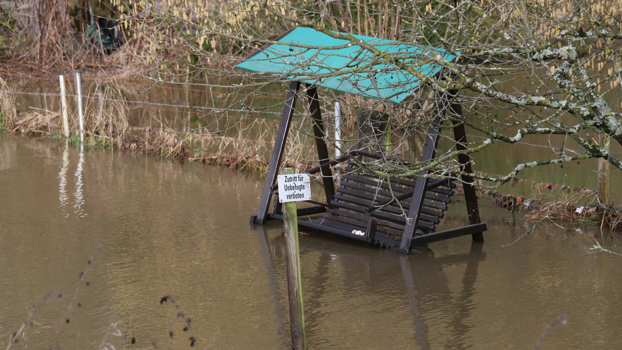 In einem Garten, hier im Januar 2023, reicht die Agger bis an die Sitzfläche der Schaukel.