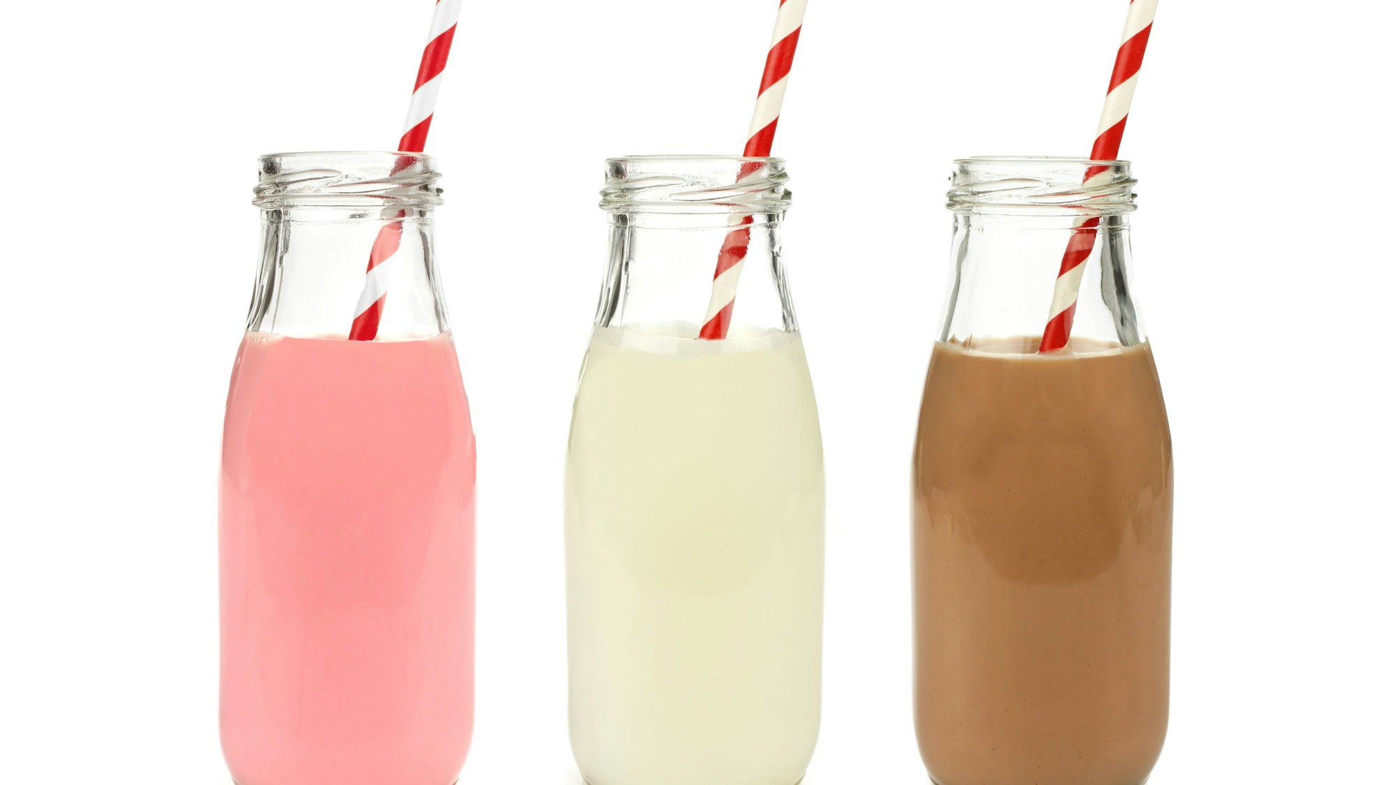 Erdbeermilch, Kakao und normale Milch mit Strohhalm in der Glasflasche.