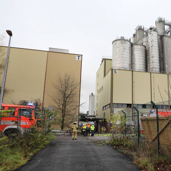 Die silbernen Silos auf dem Zanders-Gelände in Bergisch Gladbach.