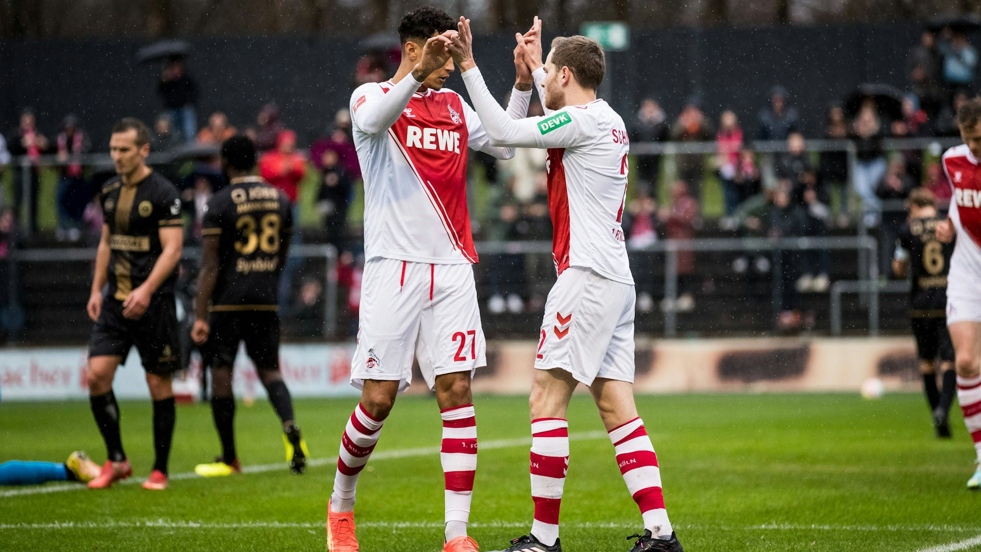 Jubel zum 1:0 durch Benno Schmitz.