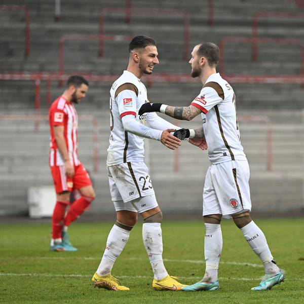 Leart Paqarada, links, während eines Testspiels zwischen dem FC St. Pauli und dem 1. FC Union Berlin im Dezember 2022.