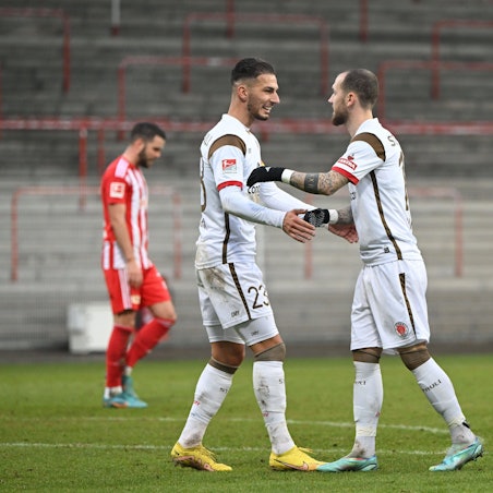 Leart Paqarada, links, während eines Testspiels zwischen dem FC St. Pauli und dem 1. FC Union Berlin im Dezember 2022.