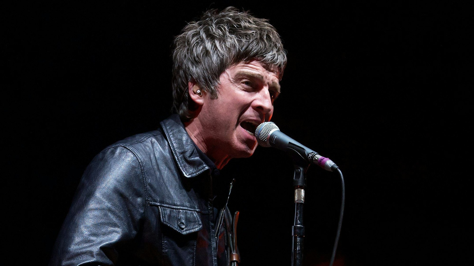 Noel Gallagher singt bei einem Konzert mit seiner Band High Flying Birds in München.