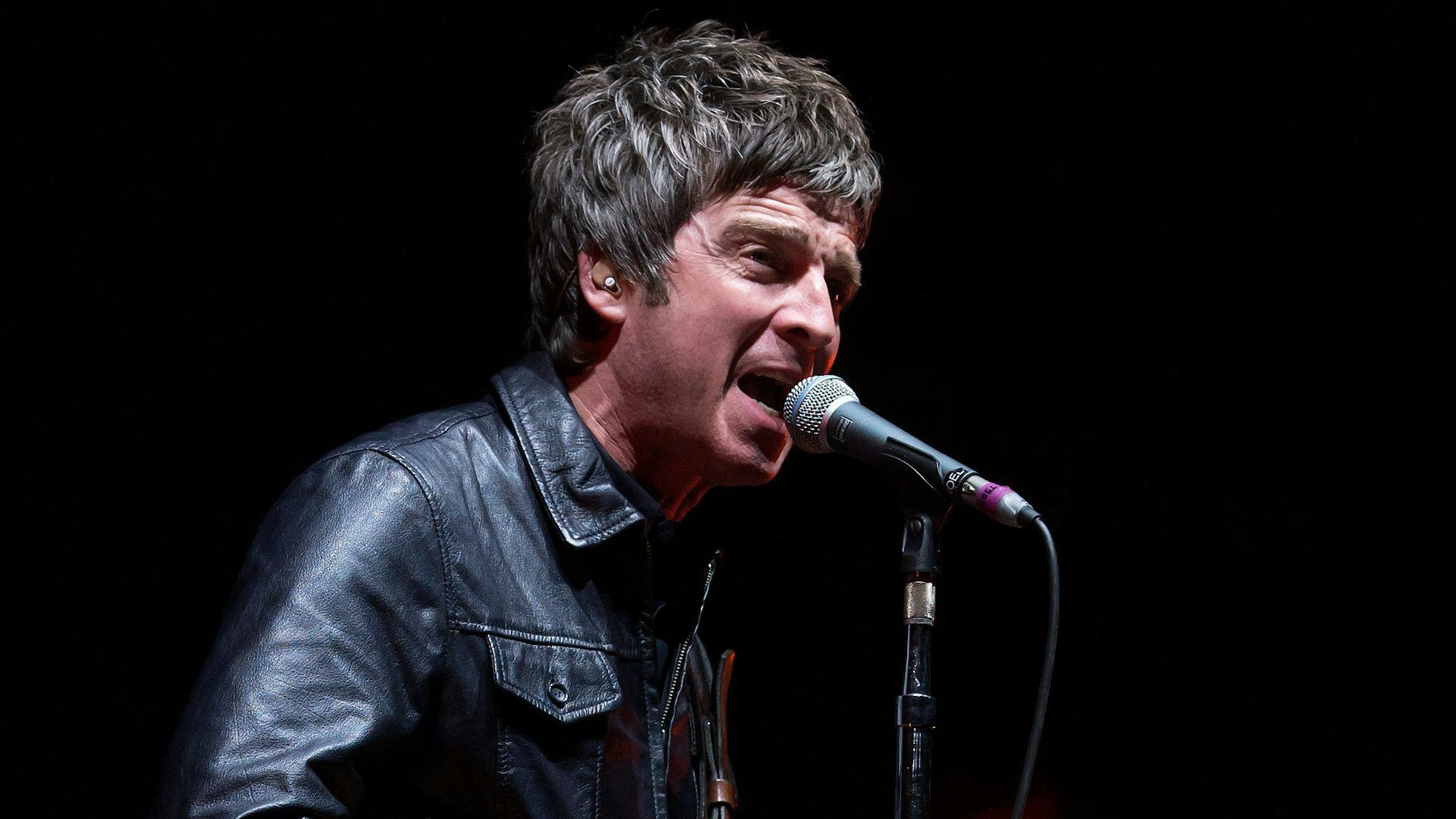 Noel Gallagher singt bei einem Konzert mit seiner Band High Flying Birds in München.