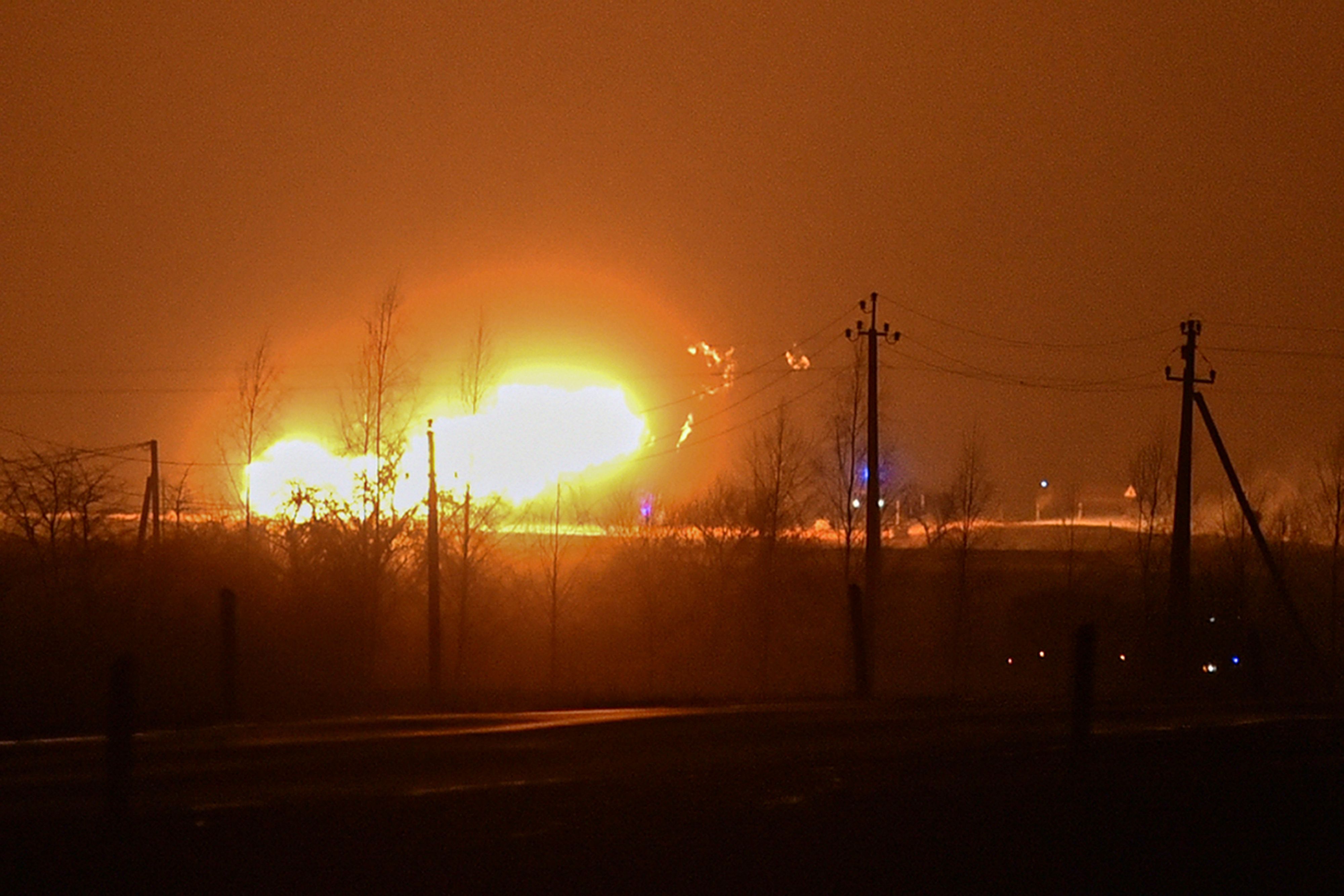 Litauen: Nach einer Explosion an einer Gaspipeline in der Nähe von Pasvalys steigt eine Flamme auf.