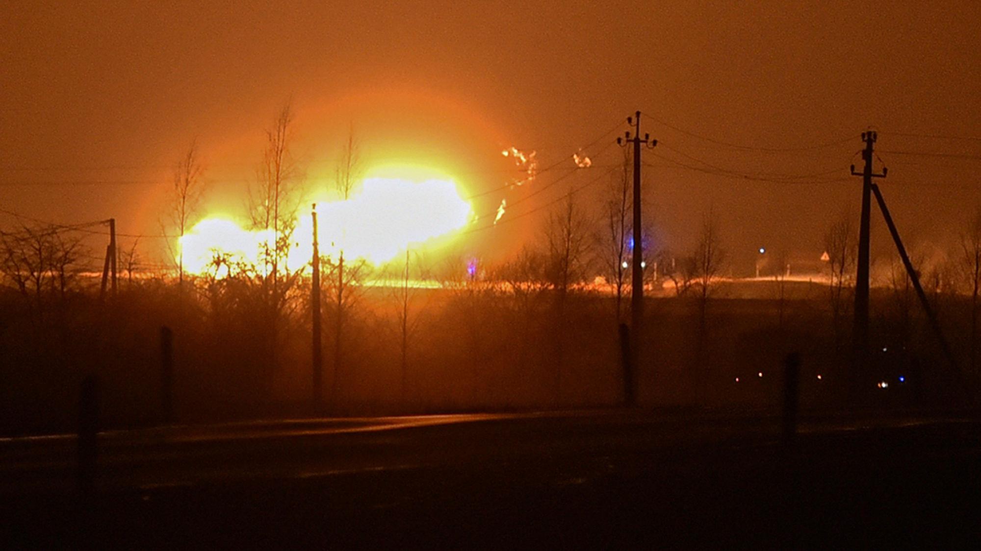Litauen: Nach einer Explosion an einer Gaspipeline in der Nähe von Pasvalys steigt eine Flamme auf.