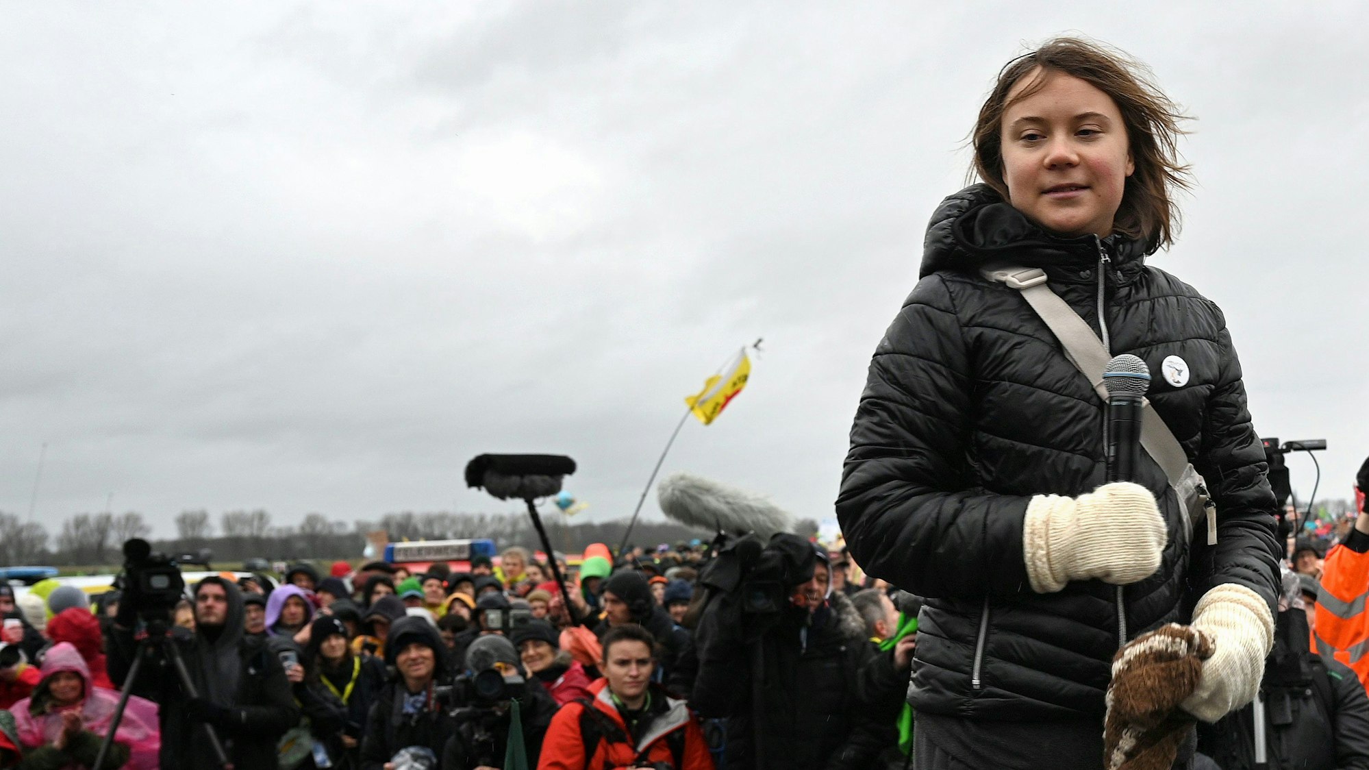 Die Klimaaktivistin Greta Thunberg steht auf der Bühne vor den versammelten Demonstranten. Die Demonstration von Klimaaktivisten am Rande des Braunkohletagebaus bei Lützerath findet unter dem Motto „Räumung verhindern! Für Klimagerechtigkeit“ statt.