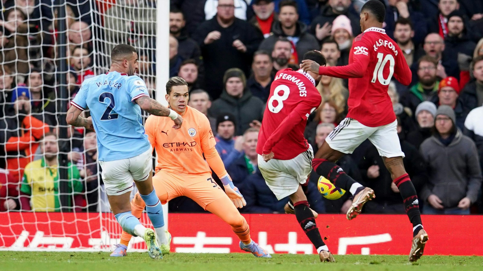 Bruno Fernandes trifft zum umstrittenen Ausgleich gegen City.