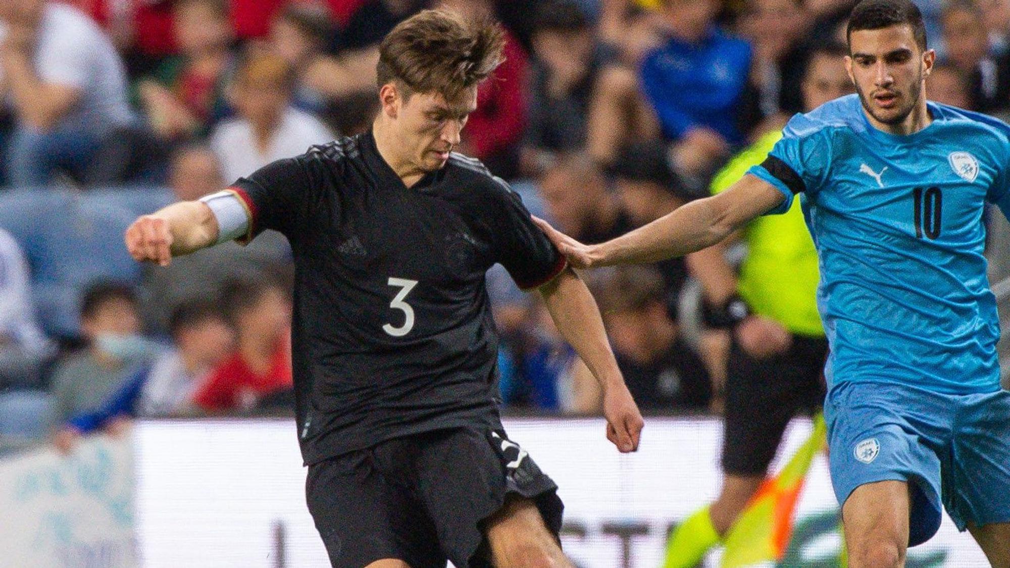 Fußball-Zweitligist Hamburger SV will den U21-Nationalspieler Noah Katterbach (li.) ausleihen.