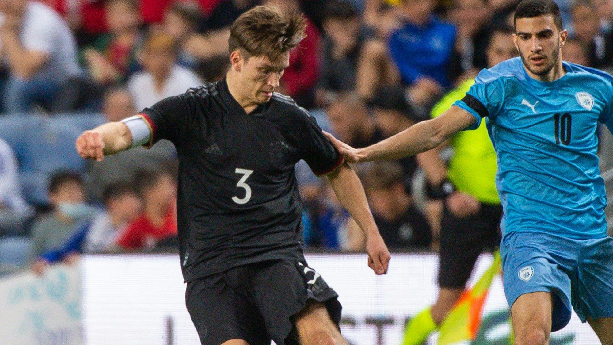 Fußball-Zweitligist Hamburger SV will den U21-Nationalspieler Noah Katterbach (li.) ausleihen.