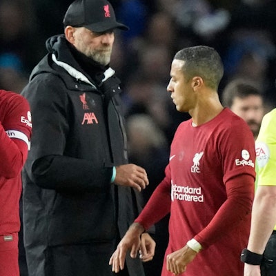 Andrew Robertson (l) vom FC Liverpool fasst sich am Kopf.