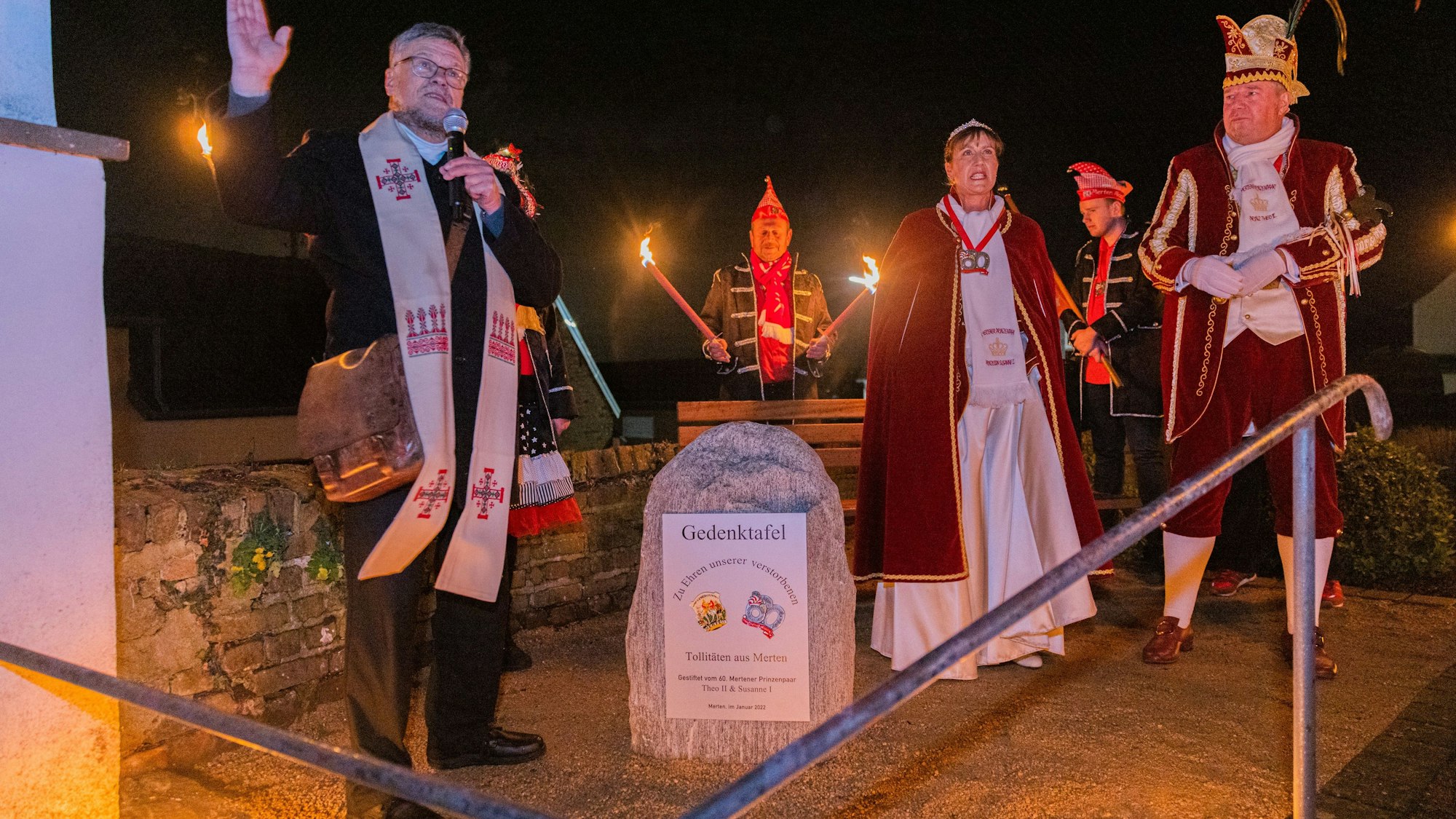 Pfarrer Norbert Prüm segnete den Gedenkstein, den Susanne und Theo Lang gestiftet haben.