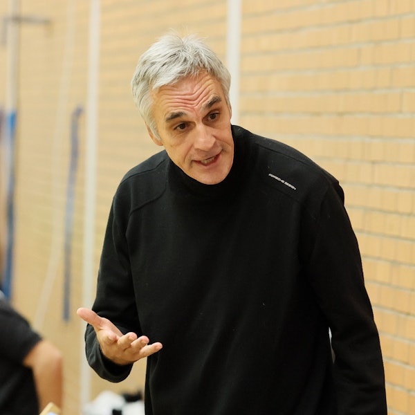 Ein Basketballtrainer steht am Spielfeldrand.