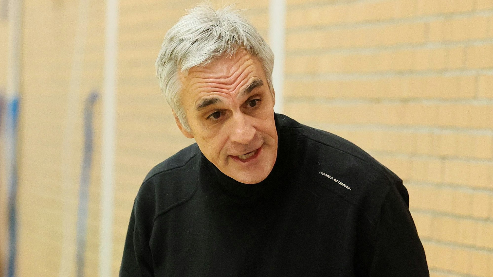 Ein Basketballtrainer steht am Spielfeldrand.