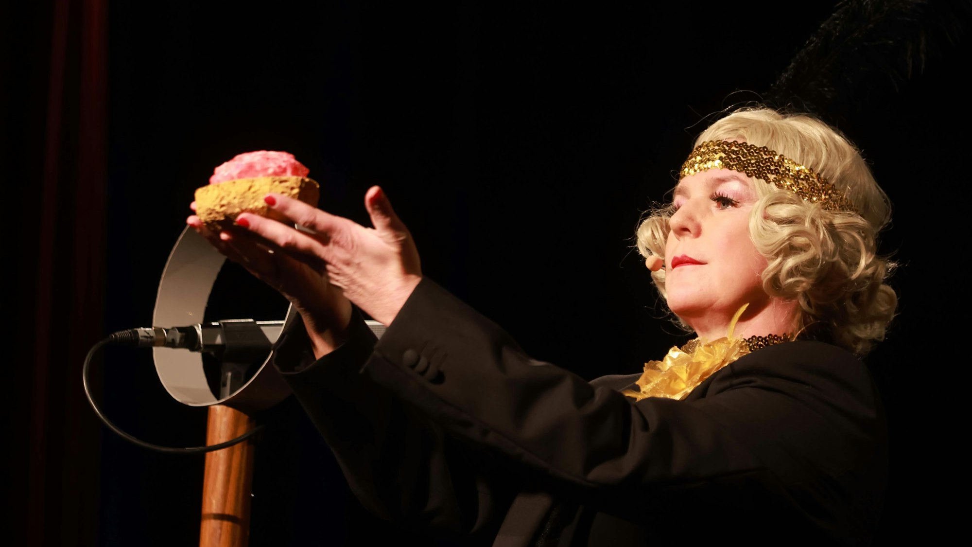 Mirja Boes hält ein Mett-Brot im historischen Kostüm hoch.
