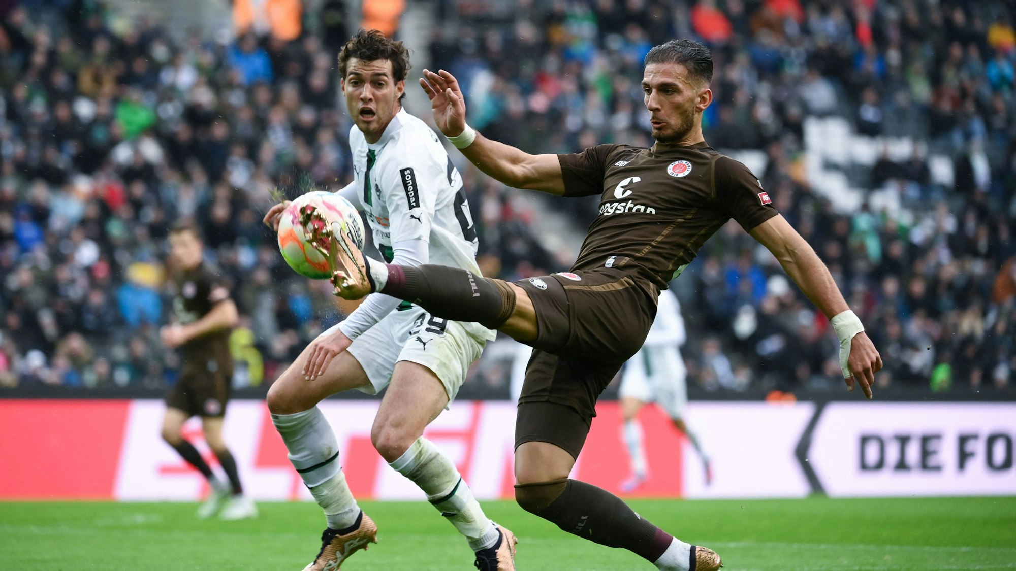 Linksverteidiger Leart Paqarada (r.) beim Testspiel am Samstag bei Borussia Mönchengladbach