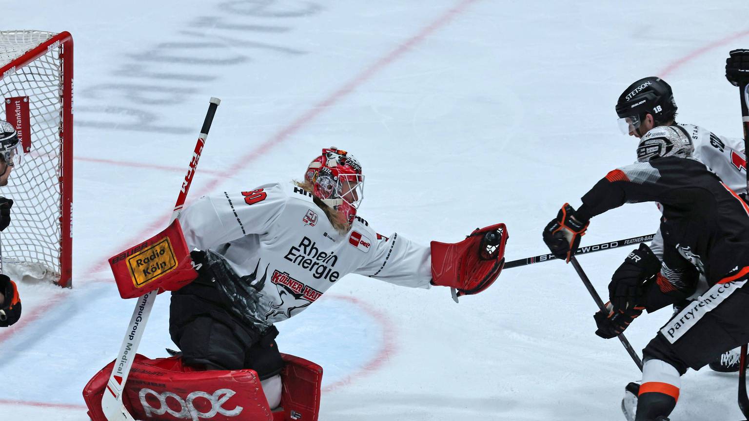 Eishockey-Torwart der Kölner Haie fängt den Puck