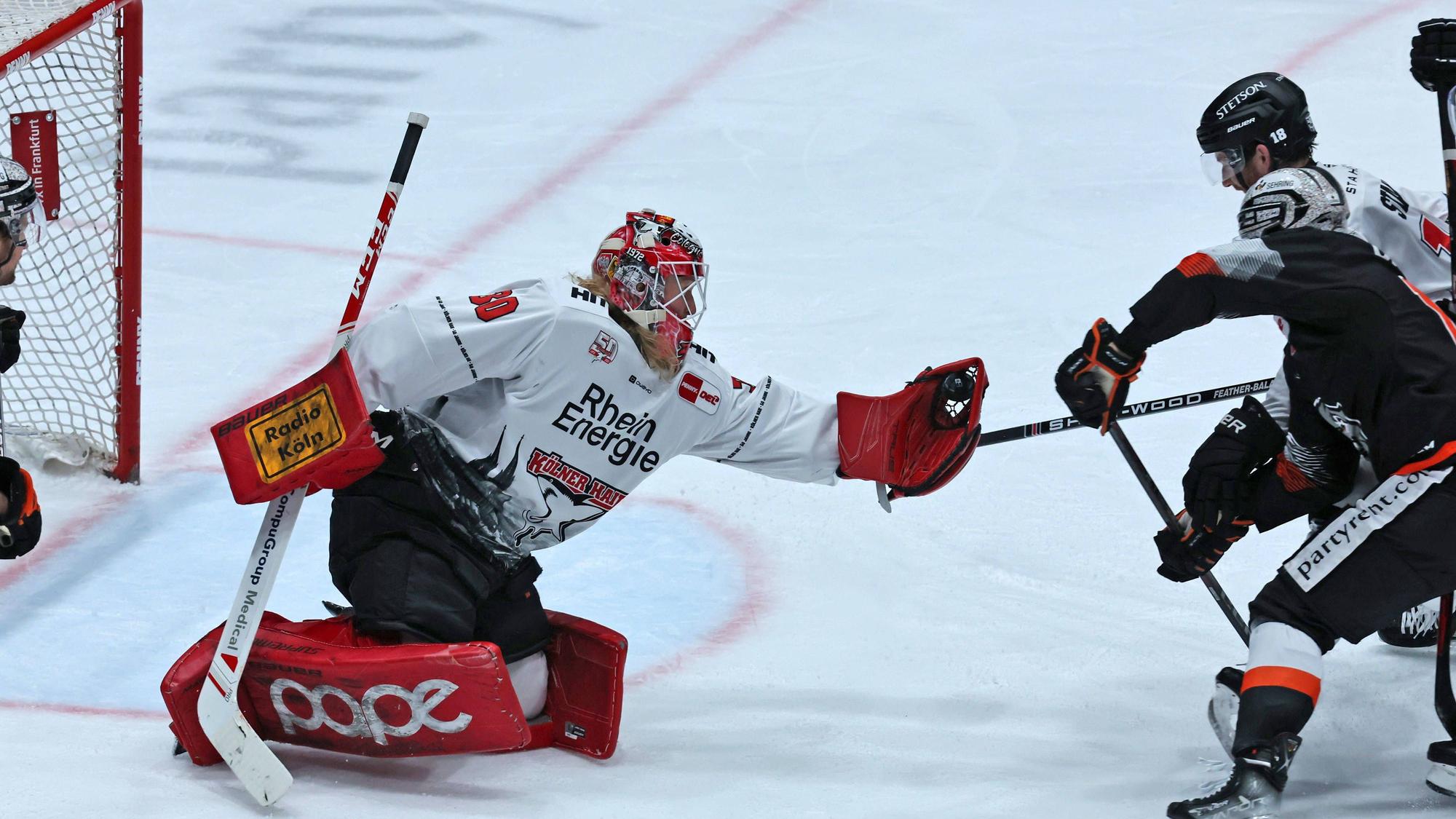 Eishockey-Torwart der Kölner Haie fängt den Puck