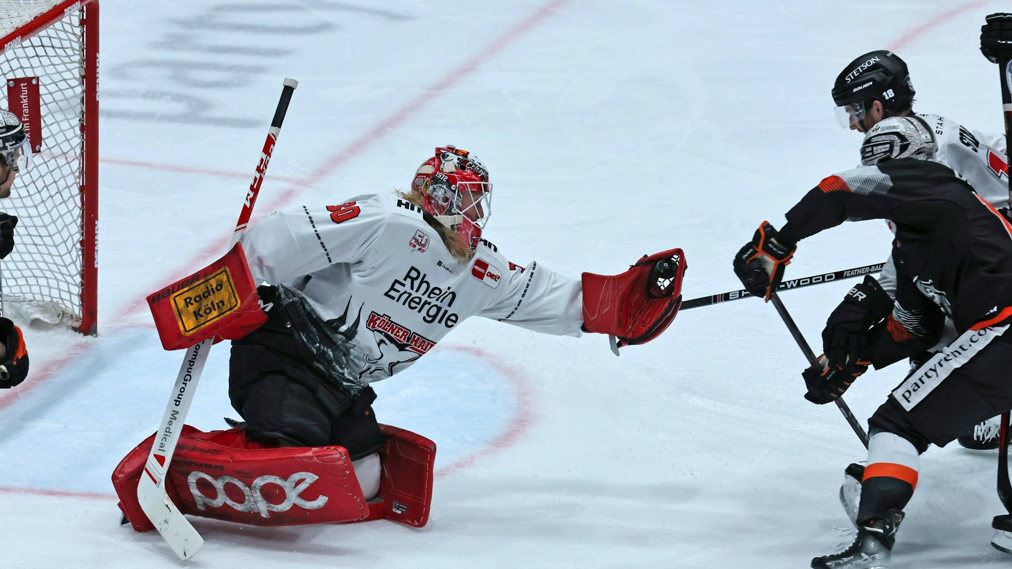Eishockey-Torwart der Kölner Haie fängt den Puck