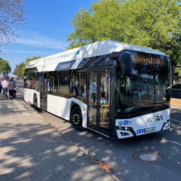 Ein Bus der RVK steht an einer Haltestelle. Das Unternehmen fährt rund Millionen Kilometer jährlich im Kreis.