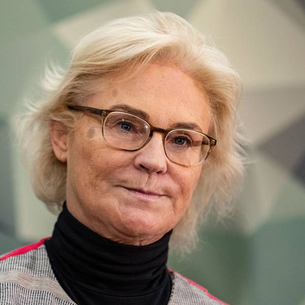 Christine Lambrecht (SPD) schaut in die Kamera, sie guckt ernst.