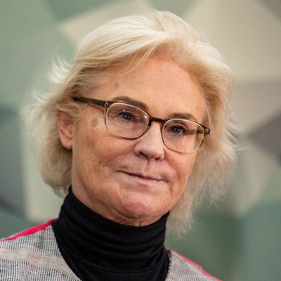 Christine Lambrecht (SPD) schaut in die Kamera, sie guckt ernst.