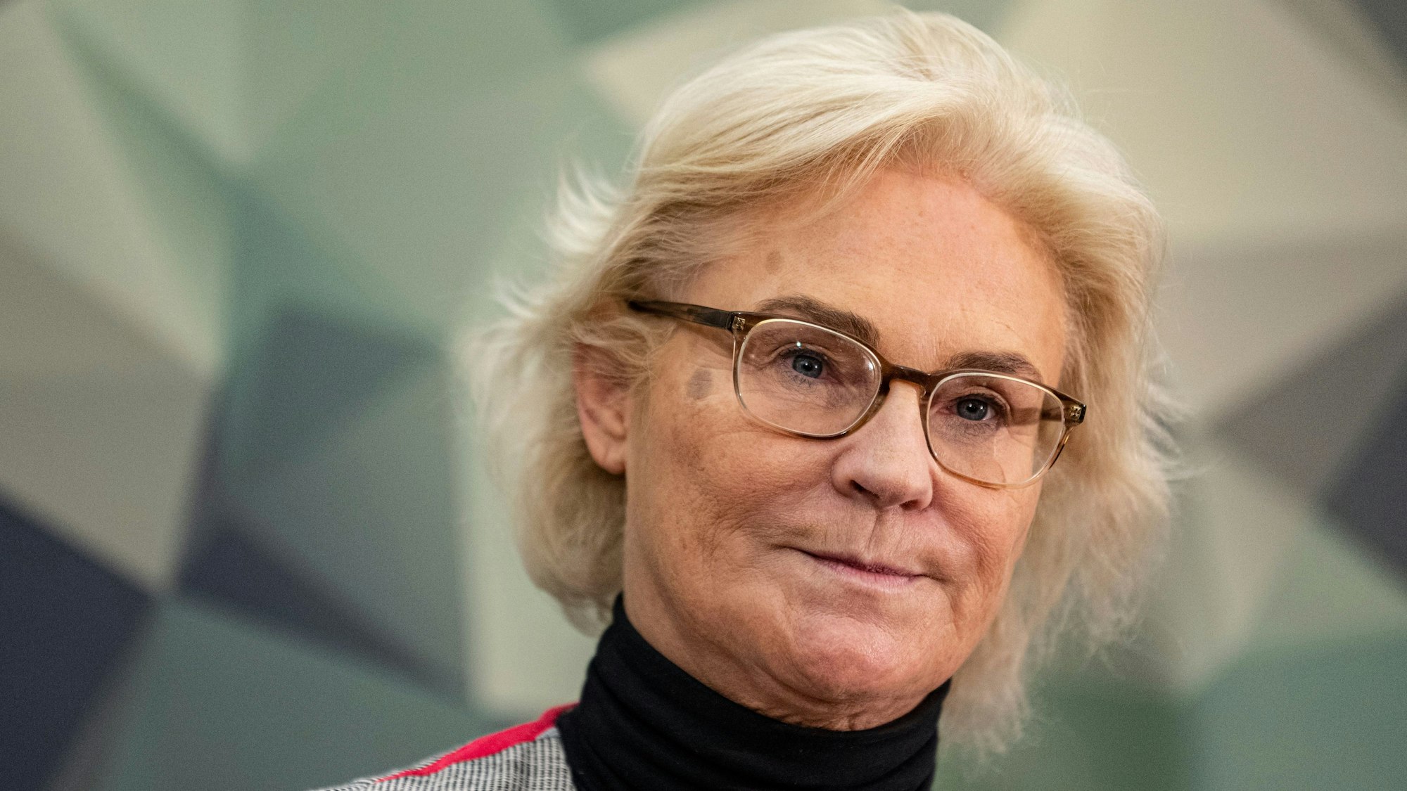 Christine Lambrecht (SPD) schaut in die Kamera, sie guckt ernst.