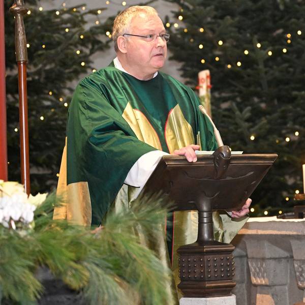 Pfarrer Winfried Kissel steht in der Kirche St. Johann Baptist in Bergisch Gladbach-Refrath.