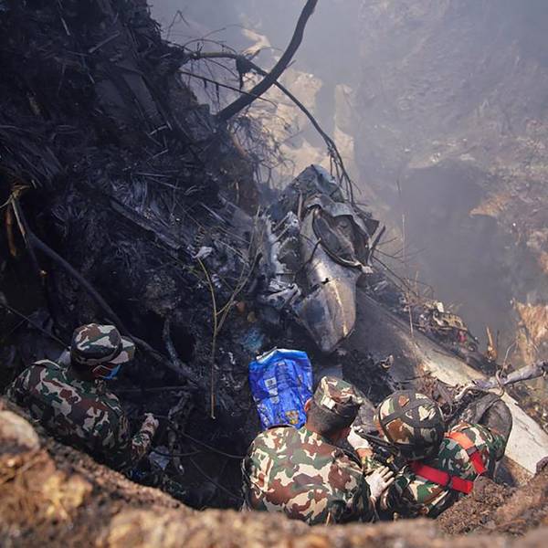 Pokhara, Nepal: Rettungskräfte stehen an der Unfallstelle am Sonntag (15. Januar). Ein Flugzeug aus der Hauptstadt Kathmandu mit 72 Insassen ist am Himalaya-Gebirge abgestürzt.