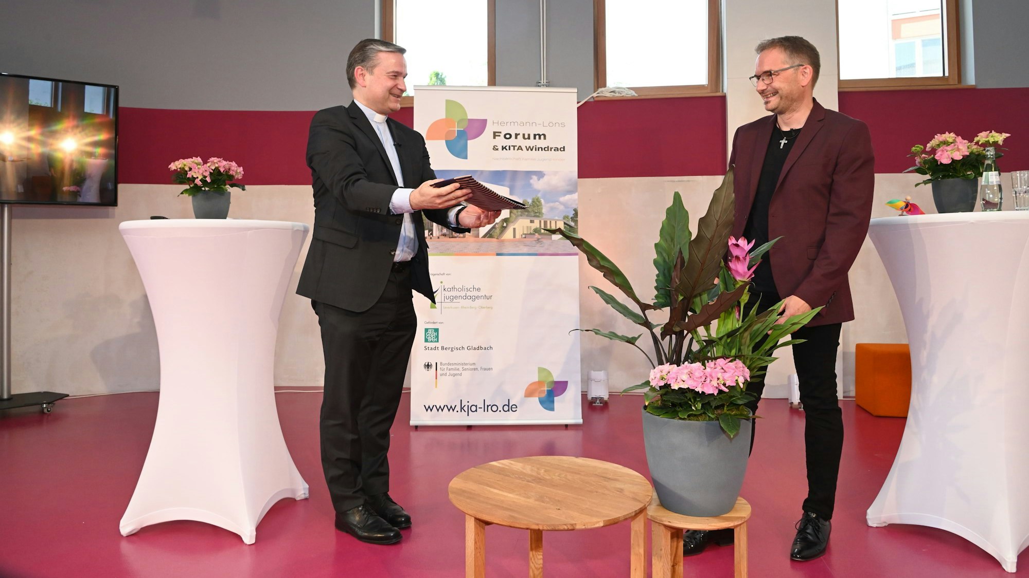 Generalvikar Msgr Dr. Markus Hofmann (l.) übergibt ein Einweihungsgeschenk an Thomas Droege (r.)