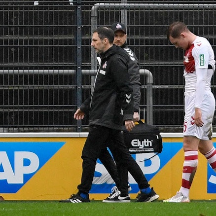 FC-Innenverteidiger Luca Kilian trottet nach seiner im Test gegen Lommel erlittenen Muskelverletzung frustriert vom Platz.