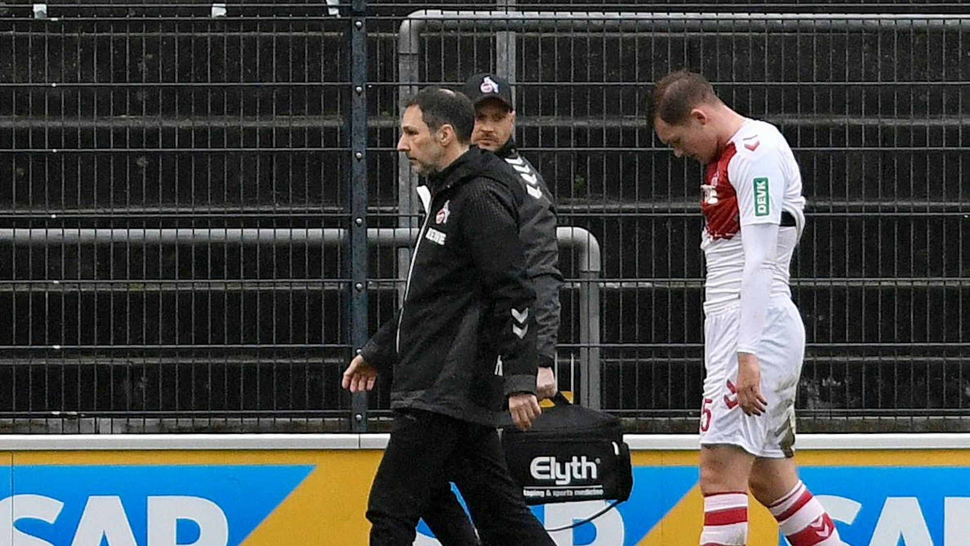 FC-Innenverteidiger Luca Kilian trottet nach seiner im Test gegen Lommel erlittenen Muskelverletzung frustriert vom Platz.