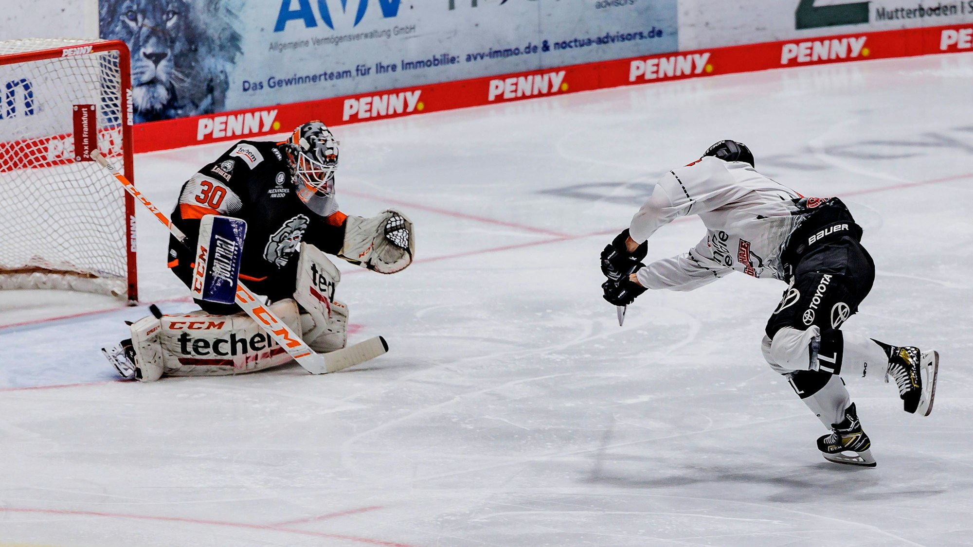 PENNY DEL: Löwen Frankfurt - Kölner Haie, Eissporthalle Frankfurt, 15.01.2023 Nick Baptiste Kölner Haie 13 & Jake Hildebrand Löwen Frankfurt 30, Löwen Frankfurt - Kölner Haie, Frankfurt, Eissporthalle, 15.1.2023