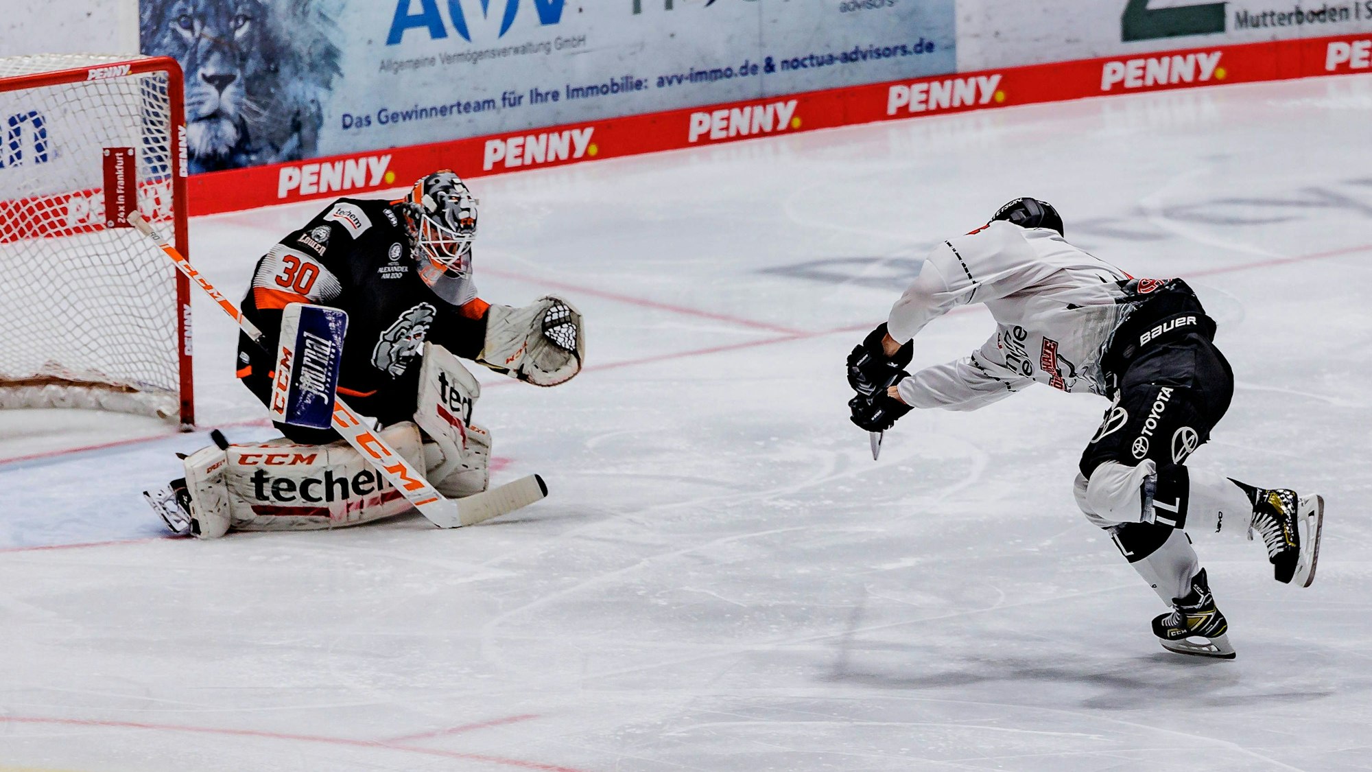 PENNY DEL: Löwen Frankfurt - Kölner Haie, Eissporthalle Frankfurt, 15.01.2023 Nick Baptiste Kölner Haie 13 & Jake Hildebrand Löwen Frankfurt 30, Löwen Frankfurt - Kölner Haie, Frankfurt, Eissporthalle, 15.1.2023