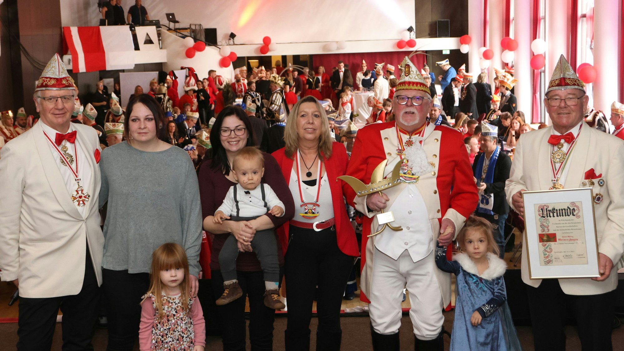 Goldene Narrenkappe Parkhotel, Verleihung der Goldenen Narrenkappe an Hans-Georg Meinerzhagen (m.), mit Ehefrau Gabi, Töchtern und Enkeln, Hansi Welter (l.) und Wolfgang Köckerling (r.)