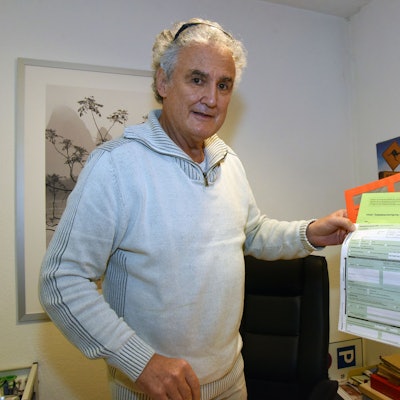 Dr. Ralph Krolewski in seiner Praxis in Bernberg