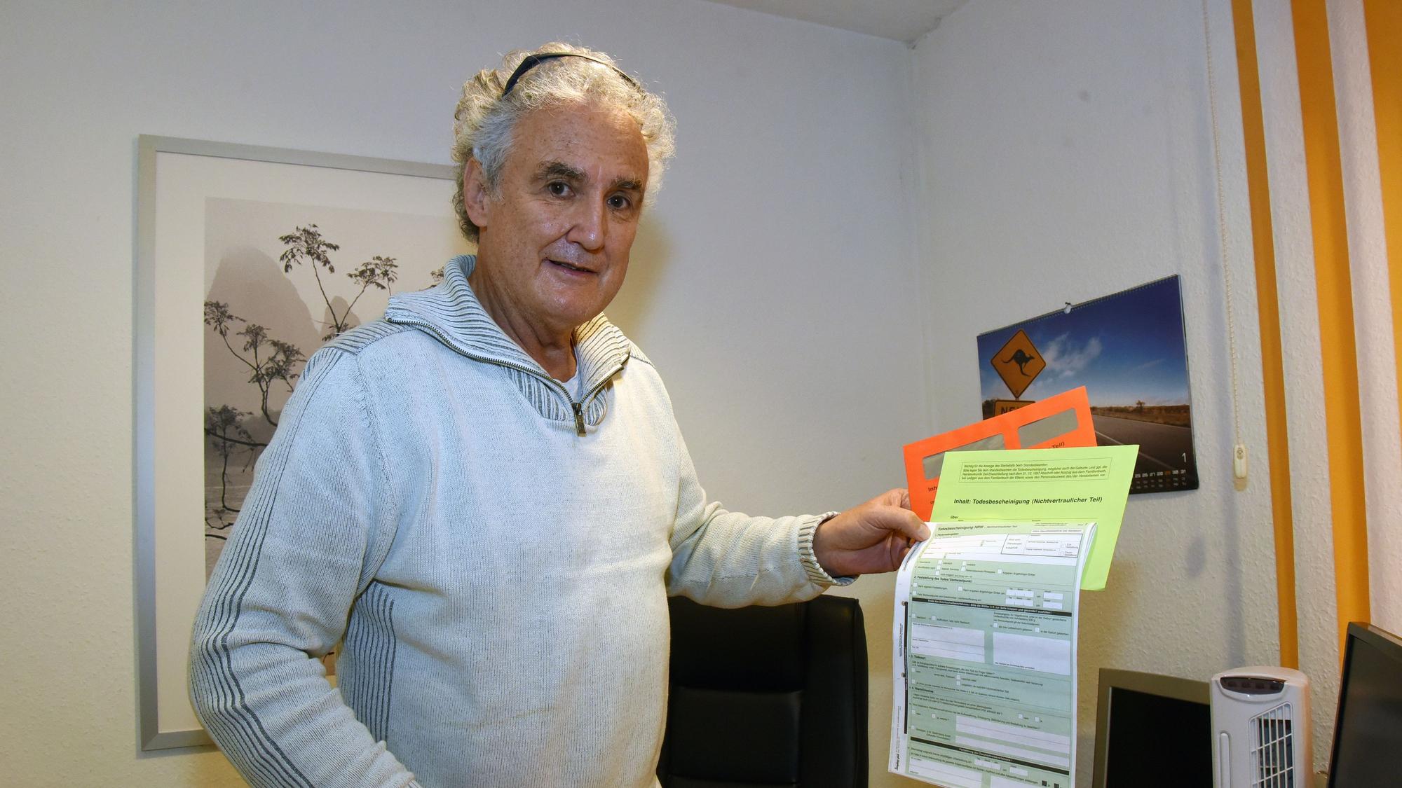 Dr. Ralph Krolewski in seiner Praxis in Bernberg