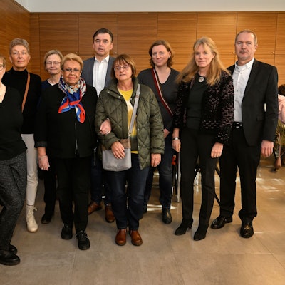 Mitglieder des Kirchenvorstandes und des Runden Tisches stehen auf dem Neujahrsempfang der Gemeinde nebeneinander.