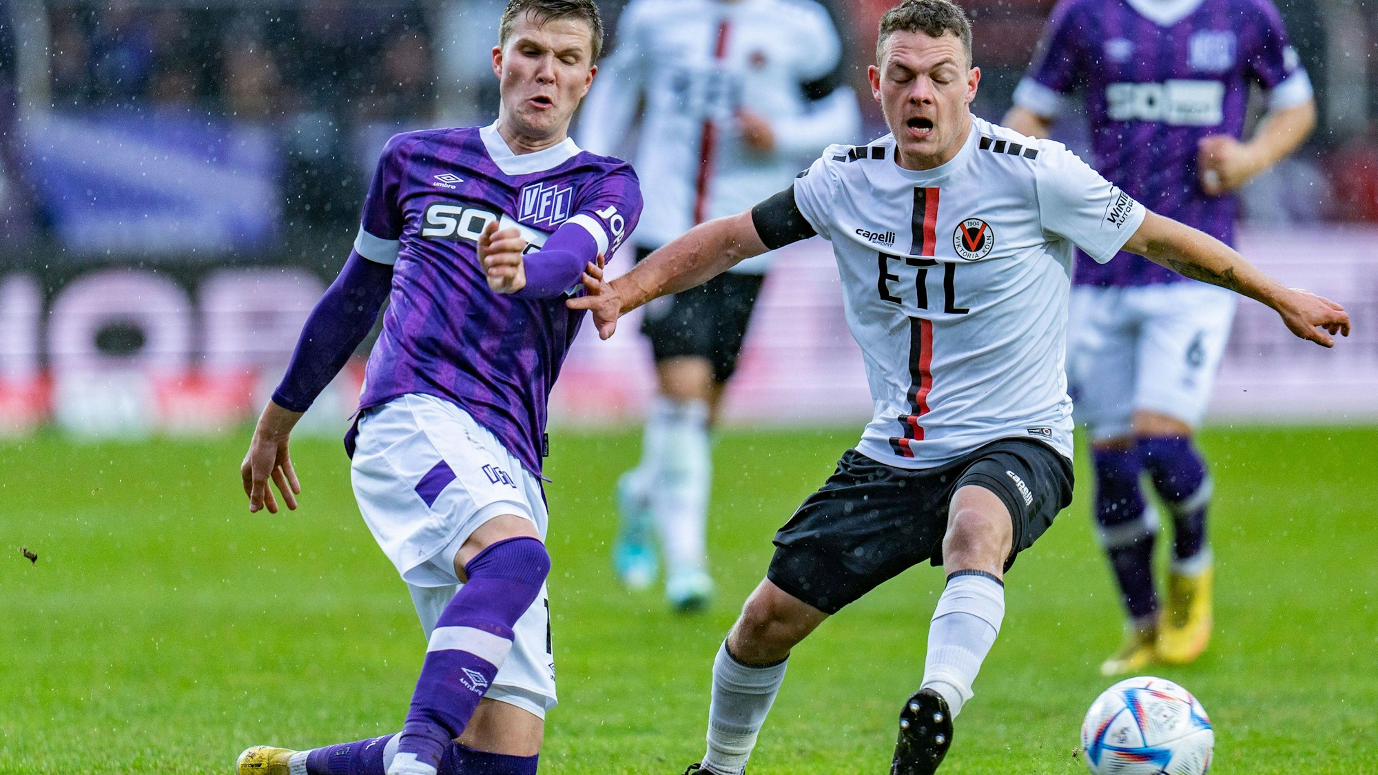 Fußballer bestreiten einen Zweikampf..