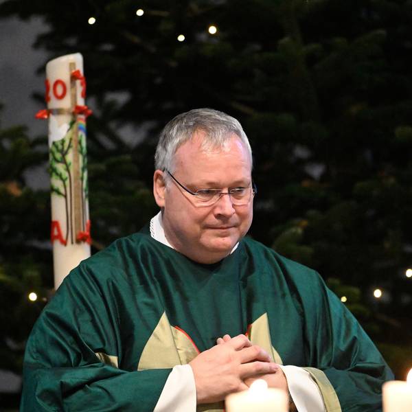 Pfarrer Winfried Kissel steht in St. Johann Baptist.