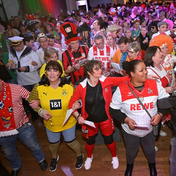 Die verkleideten Menschen singen und schunkeln.