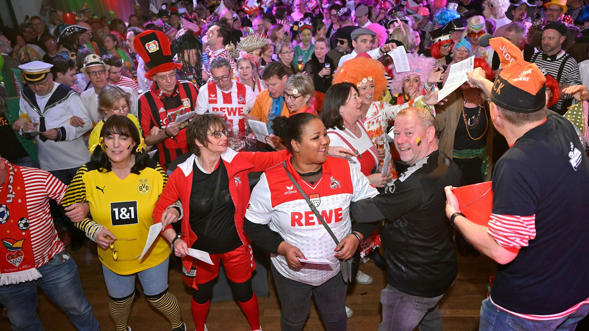 Die verkleideten Menschen singen und schunkeln.