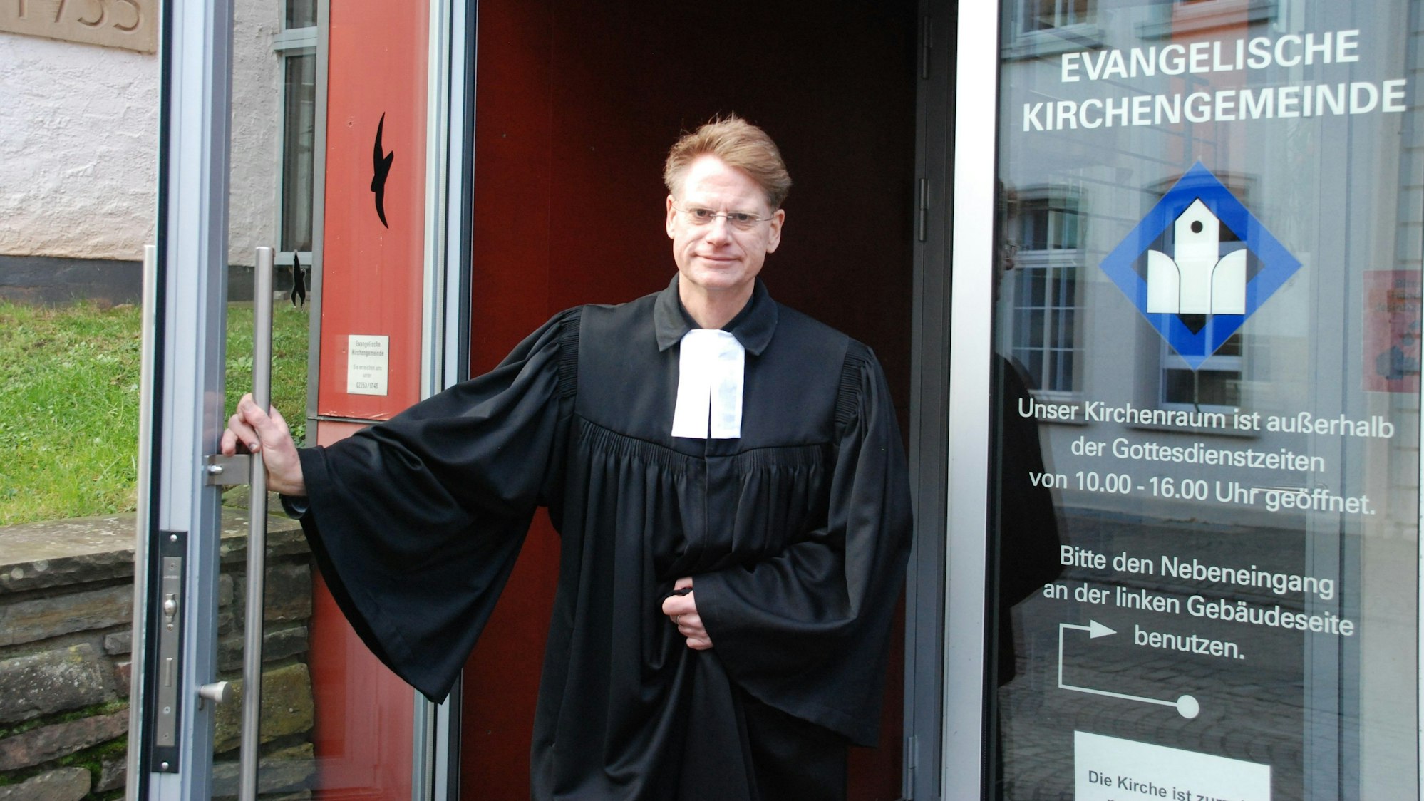 Der evangelische Pfarrer Frank Raschke vor dem Gebäude der evangelischen Kirchengemeinde.
