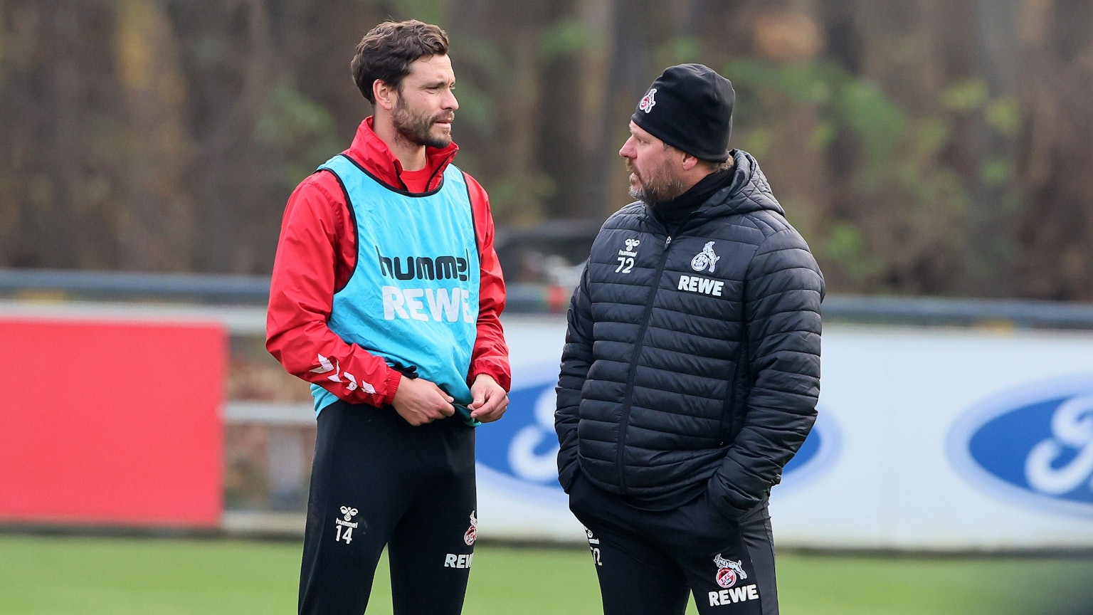 1. FC Köln, Training, Gespräch nach dem Training, von links: Jonas Hector, Steffen Baumgart (1. FC Köln). 09.12.2022, Bild: Herbert Bucco
