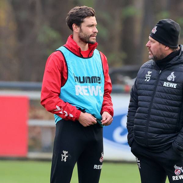 1. FC Köln, Training, Gespräch nach dem Training, von links: Jonas Hector, Steffen Baumgart (1. FC Köln). 09.12.2022, Bild: Herbert Bucco